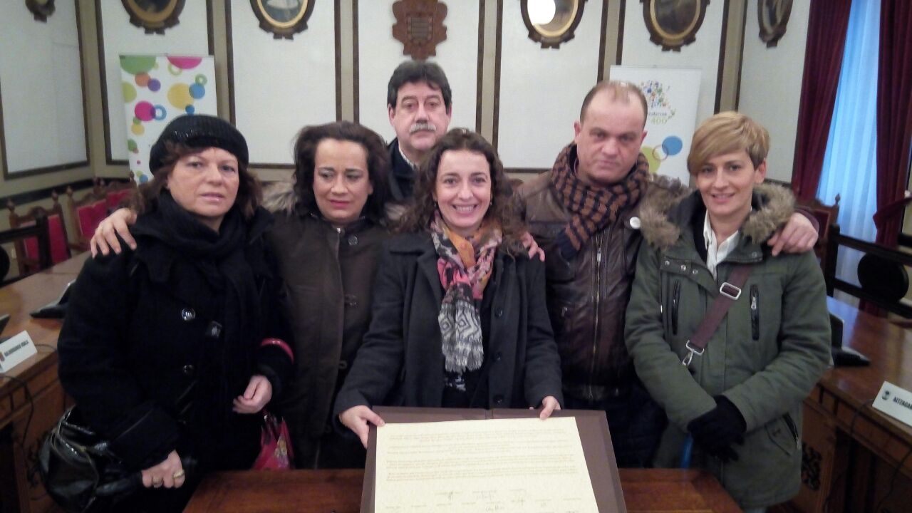 El grupo municipal socialista con la portavoz del grupo juntero del PSE en el pleno extraordinario del 400 aniversario