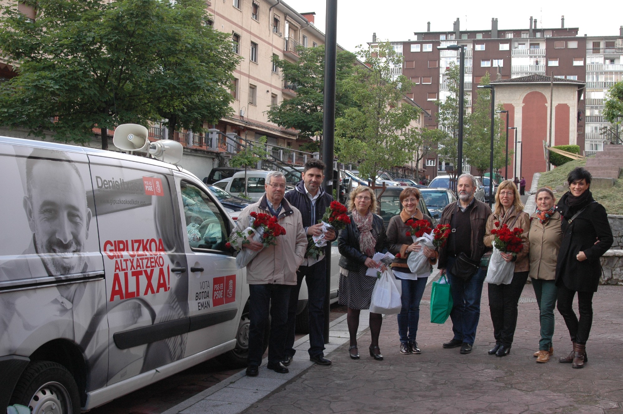 Mikel Serrano, concejales y simpatizantes