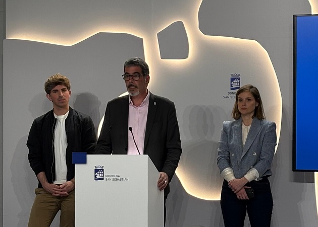 La portavoz del PSE en el Ayuntamiento, Ane Oyarbide, en la comparecencia pública en la que se anunció la resolución del precontrato