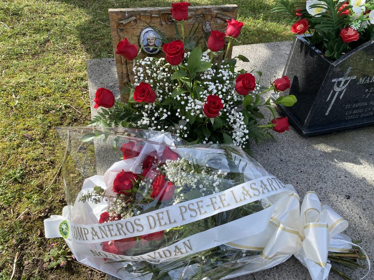 L@s socialistas de Lasarte-Oria recuerdan a Froilán en el 22º de su asesinato con sencillo homenaje y un ofrenda floral