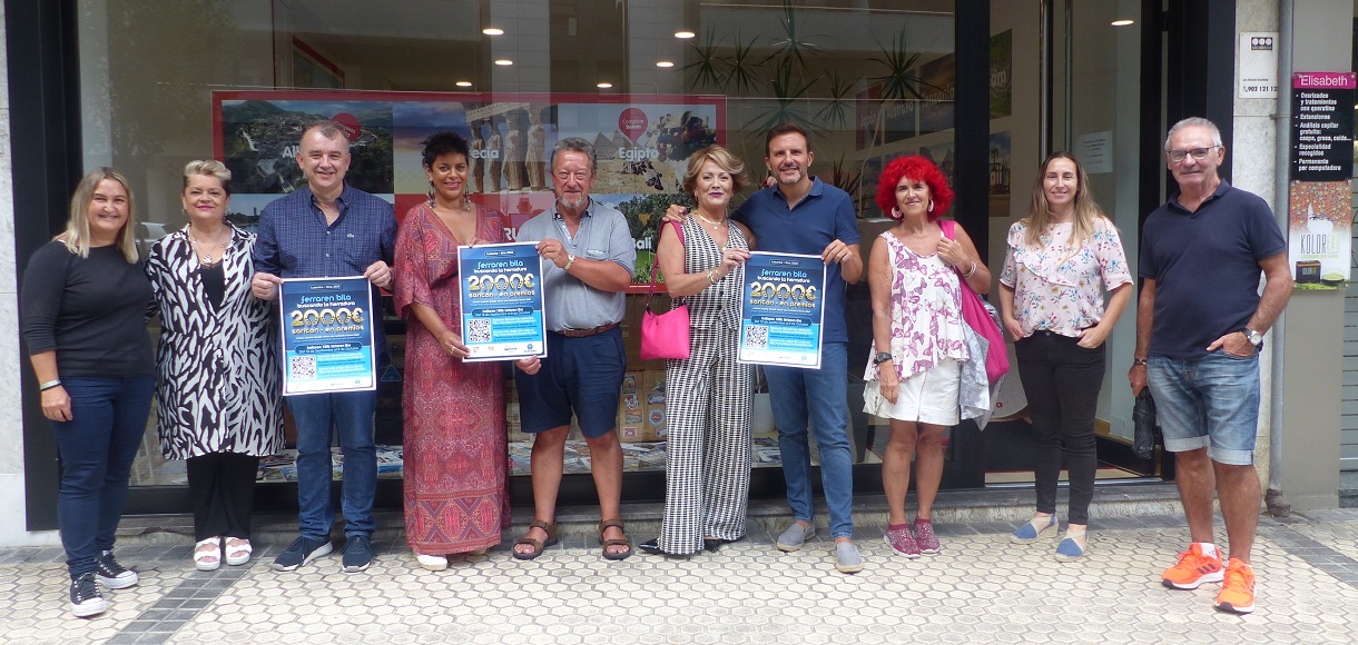 ¡Anímate a buscar la herradura de Aterpea 2023!  Mabel Pedreira presidenta de Aterpea, junto Agustín Valdivia, alcalde de Lasarte-Oria, y Nuria Fernandez, concejala de socioeconomía, y varios miembros de la Asociación presentaron la campaña “Buscando la herradura”.