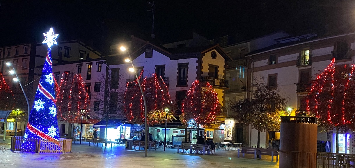Poco a poco las calles de Lasarte-Oria empiezan a ver la instalación de las luces de Navidad. Más de 300.000 leds darán luz y color a nuestras calles y plazas. 
