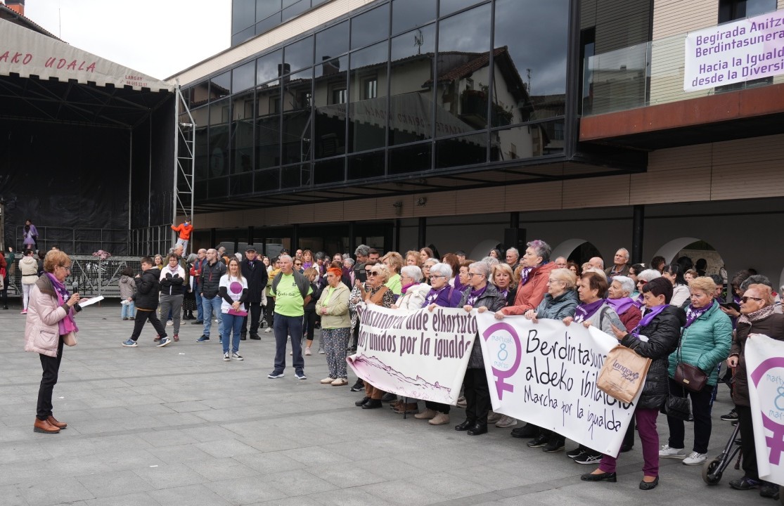 Lasarte-Oria celebra un 8M lleno de participación y emoción. El auditorio se quedó pequeño el viernes para acoger a todo el público que quiso disfrutar de la obra de teatro programada dentro de los actos del 8M.