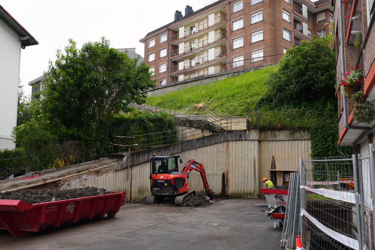 Arrancan las obras del ascensor urbano que conectará Kale Nagusia con Goikale. El plazo estimado para la ejecución de las obras es de 7 meses.