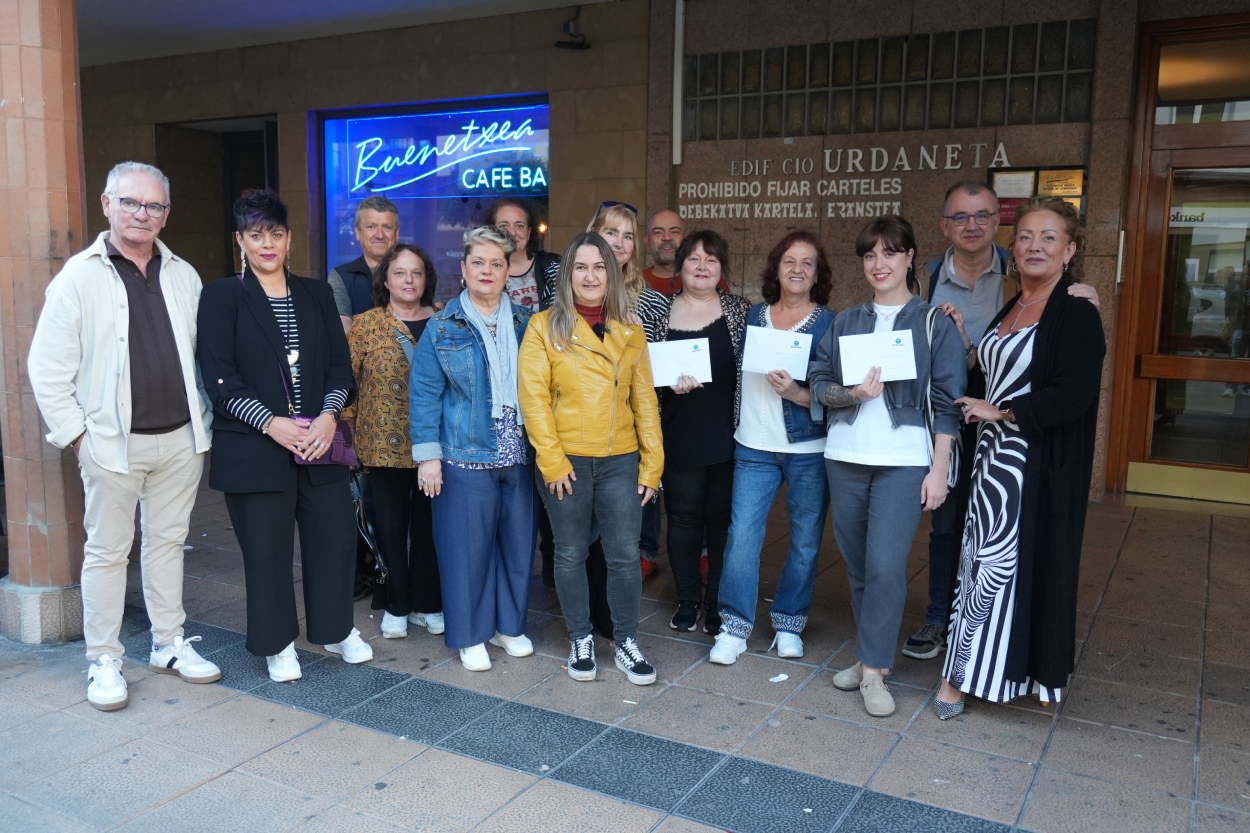 Udaberriko Festa entrega sus premios tras una edición récord de participación. La campaña de la Asociación ATERPEA dinamiza el comercio local con actividades familiares y sorteos por valor de 1.500 euros.