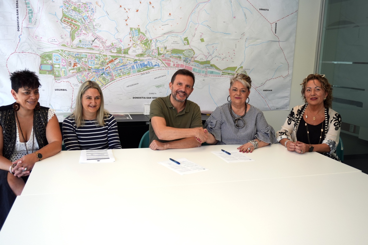 Firmado un nuevo convenio para reforzar el comercio y la hostelería local. El Consistorio destinará 25.000 euros para apoyar una decena de campañas de dinamización a lo largo de 2025.