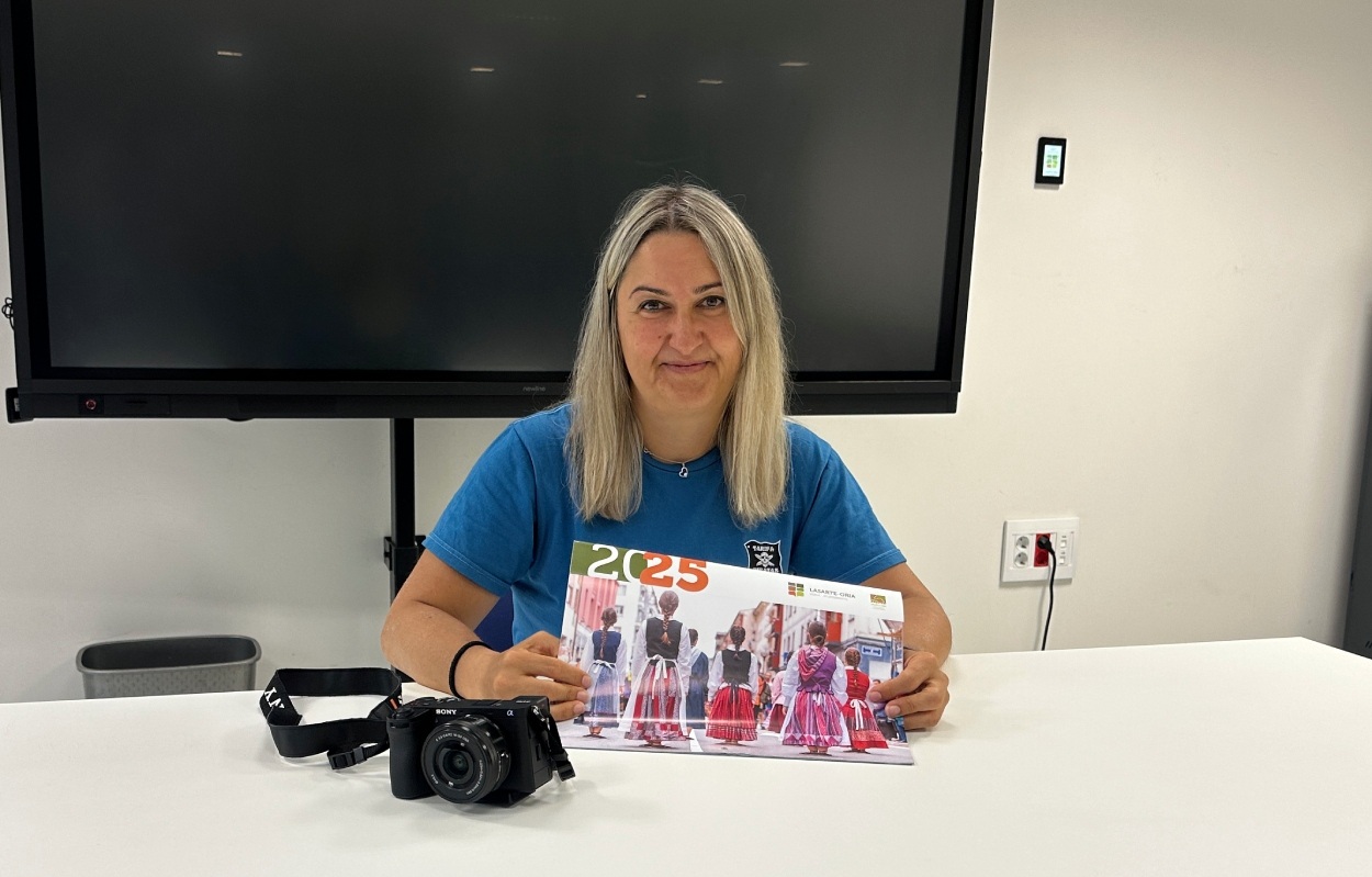Abierto el concurso “Lasarte-Oria en tu objetivo” para ilustrar el calendario municipal de 2026. La concejala de Socioeconomía, Nuria Fernández, ha presentado esta tercera edición del certamen en rueda de prensa.