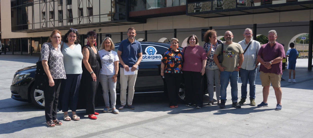 Sheila Benítez, ganadora de la campaña “¡Consigue 1.000 euros!” de ATERPEA. La afortunada ha contado con tres horas para realizar sus compras en los comercios de la localidad con la colaboración del Ayuntamiento y de la Asociación Aterpea.