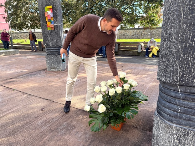 Lasarte-Oriak bizikidetzarekin eta bakearekin duen konpromisoa berretsi du Memoriaren Egunean. Publikoak Askatasunaren Plazan terrorismoaren eta motibazio politikoko indarkeriaren biktima guztien oroimenez egindako ekitaldia lagundu zuen.