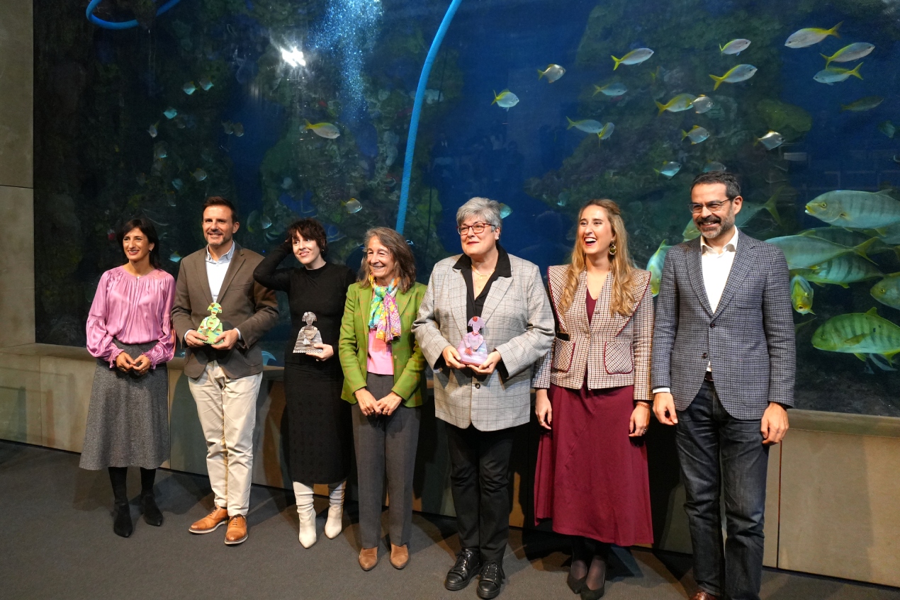 Lasarte-Oria recibe el Premio Menina 2025 por su compromiso en la lucha contra la violencia hacia las mujeres. El alcalde, Agustín Valdivia, recibió de manos de la subdelegada del Gobierno en Gipuzkoa, Noemí López, el galardón otorgado por el Ministerio de Igualdad en reconocimiento a las buenas prácticas locales contra la violencia machista.