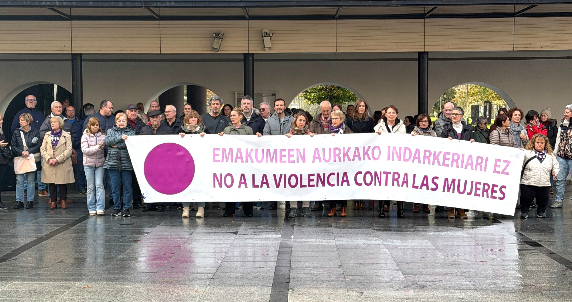 Azaroak 25eko adierazpena emakumeen aurkako indarkeria desagerrarazteko nazioarteko eguna dela eta. Lasarte-Oriako Udalbatzan ordezkaritza duten alderdi guztiek aho batez babestu dute indarkeria matxista gaitzesteko eta indarkeria hori pairatzen duten emakumeei babesa emateko adierazpen instituzionala.