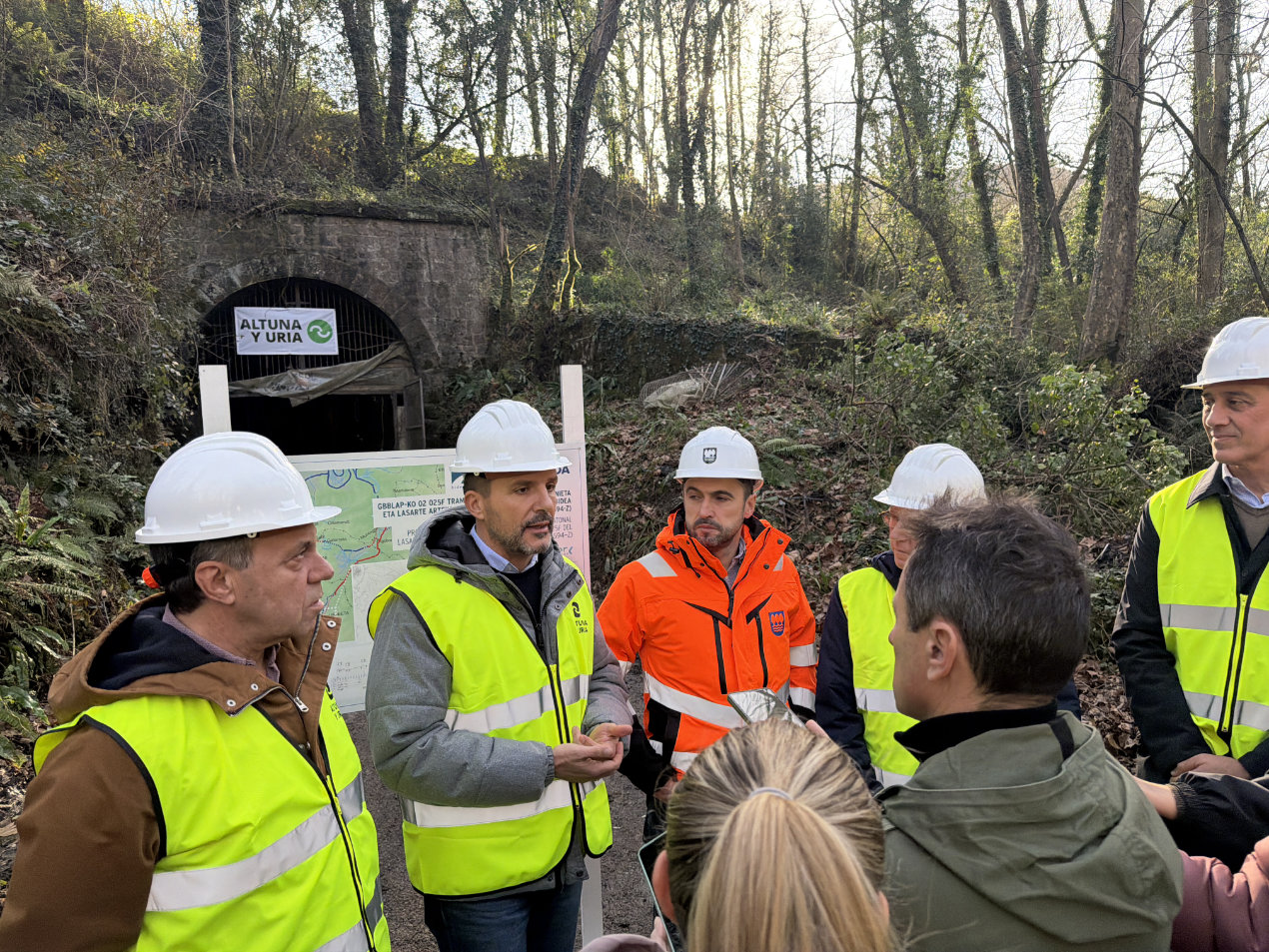 Comienzan las obras del nuevo bidegorri que unirá Lasarte-Oria y Urnieta.  La actuación, con una inversión de 1,5 millones de euros, se prevé que finalice a finales de este verano tras un periodo de obras de 8 meses. 