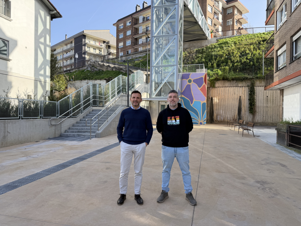 Lasarte-Oria pone en marcha el ascensor de Goikale, primer elemento del itinerario accesible Nagusia-Oztaran. La infraestructura salva un desnivel de 14 metros y se enmarca en el modelo de ciudad accesible y de proximidad impulsado por el Ayuntamiento.