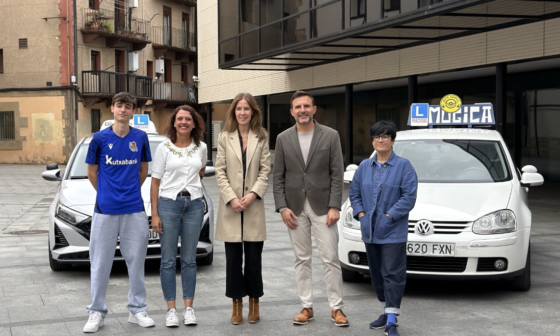 Udalak gidabaimena lortzean euskararen erabilera bultzatzen du udal beka berriekin. Ekimena lurraldeko autoeskolekin batera aurkeztu dute, bide heziketan euskararen presentzia indartzeko.