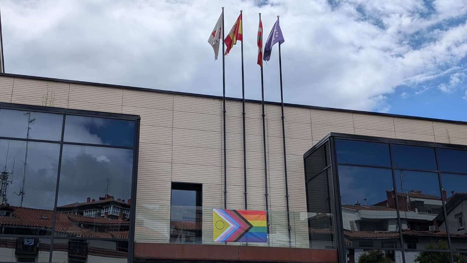 28 de junio, Día Internacional por la Liberación Sexual y el Orgullo del Colectivo LGTBIQ+. El 28 de junio es un día para la celebración, la memoria y la reivindicación. Un año más, desde Berdindu y el Ayuntamiento de Lasarte-Oria queremos reconocer el camino recorrido por el colectivo LGTBIQ+.