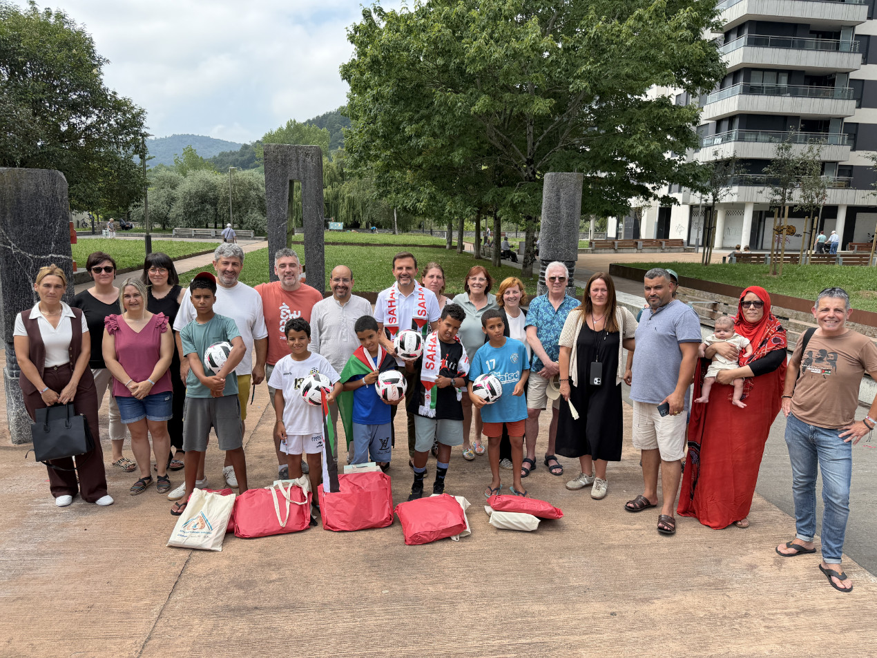 Lasarte-Oria da la bienvenida a los cinco niños saharauis que pasarán el verano en el municipio. El Ayuntamiento impulsa una experiencia piloto como revulsivo del programa Oporrak Bakean-Vacaciones en Paz y recuperar la implicación de las familias de acogida.