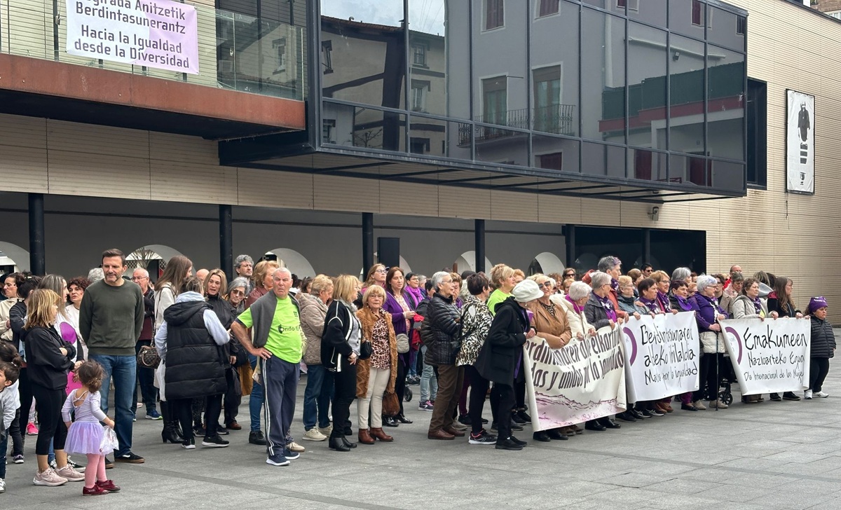 Desde el PSE-EE de Lasarte-Oria ha mostrado su apoyo a la concentración celebrada en la plaza Okendo con motivo del 8 de Marzo, Día Internacional de las Mujeres. Frente a los discurso de odio, hoy es fundamental continuar reivindicando la plan igualdad.