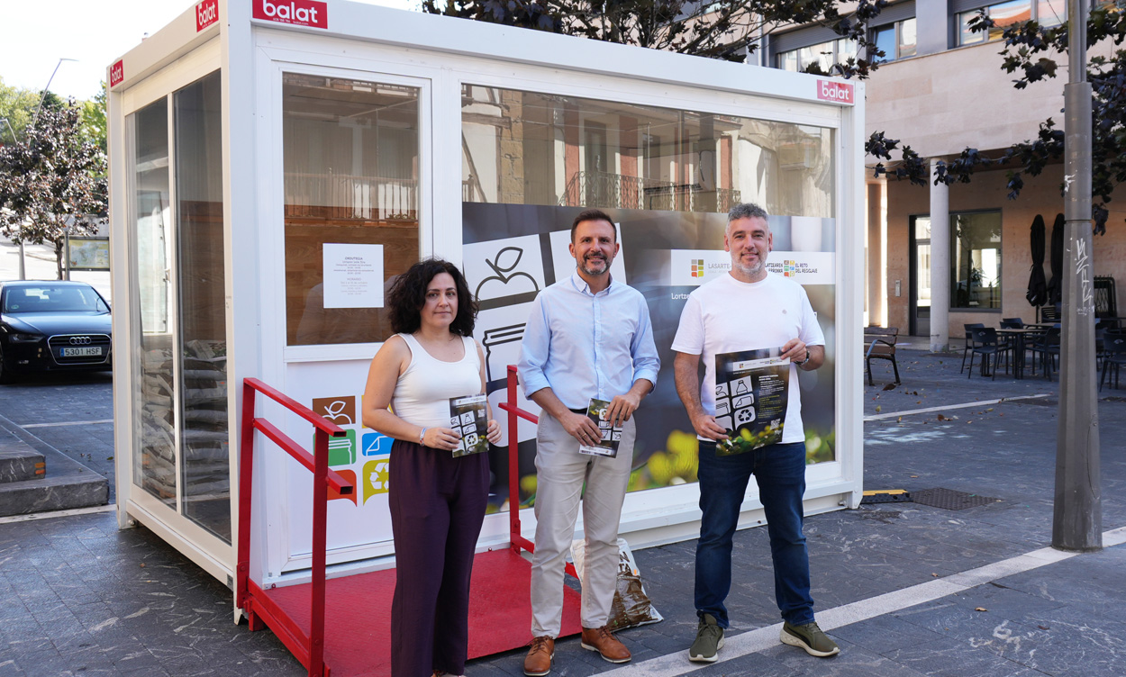 El ayuntamiento da un nuevo impulso al reciclaje con una campaña informativa por los barrios. Bajo el lema “Lortzen ari gara. Lo estamos consiguiendo”, el Ayuntamiento desarrollará durante octubre una campaña informativa con un punto permanente junto a la parroquia de San Pedro y diferentes puntos itinerantes por los barrios.