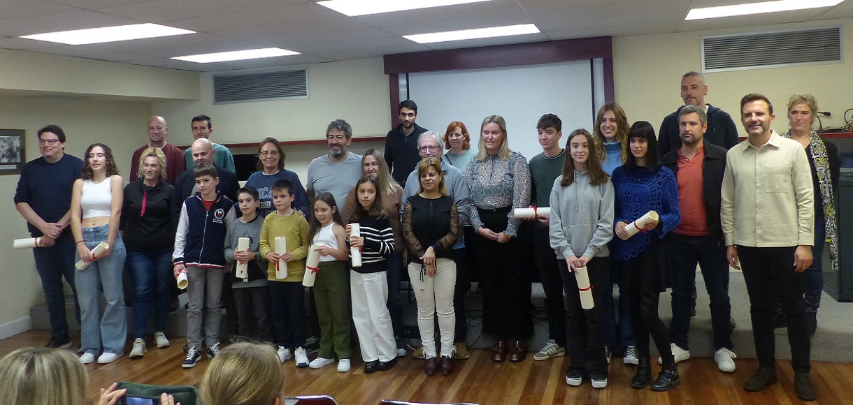 El alcalde, Agustín Valdivia, y la concejal de Cultura, Anne Ugarteburu, hicieron entrega de los premios de Literatura de Lasarte-Oria en sus dos ediciones: la infantil y la de adultos. Este año se han presentado 331 trabajos: 172 a las categorías en castellano y 159 a las categorías en euskera 
