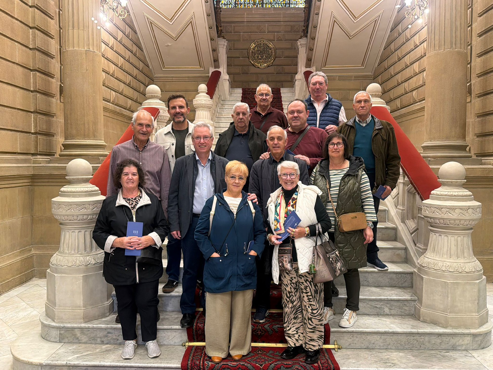 Un grupo de militantes socialistas de Lasarte-Oria visitó el Palacio de la Diputación Foral de Gipuzkoa. El grupo fue recibido por José Ignacio Asensio, 1º Teniente de Diputada General y Secretario General del PSE-EE en Gipuzkoa. Tras explicarnos la organización y las competencias de la Diputación Foral, comenzamos la visita al palacio.
