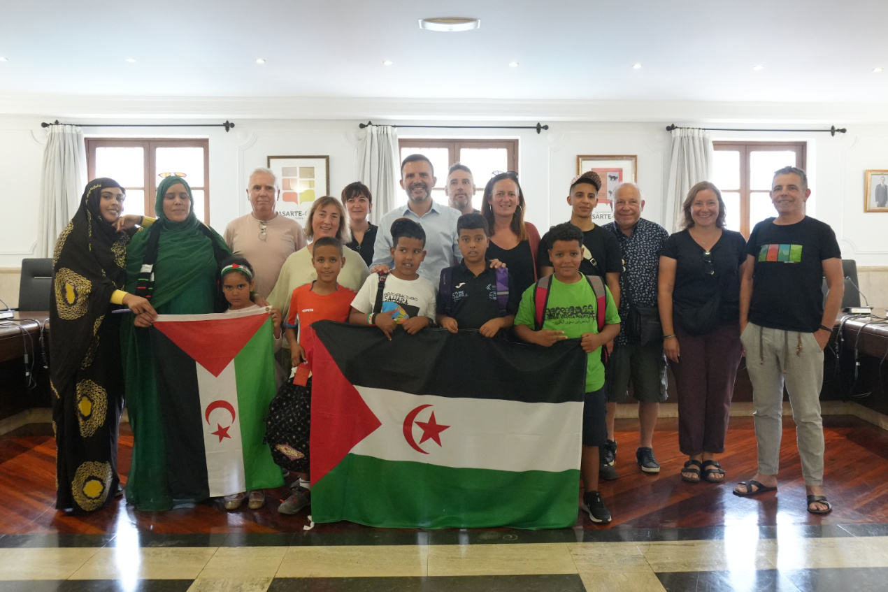 Lasarte-Oria mantiene su compromiso con el programa Vacaciones en Paz adaptándolo a una nueva realidad.  Desde el 30 de junio, cinco niños y niñas saharauis pasarán el verano en el municipio gracias a una nueva fórmula impulsada por el Ayuntamiento junto a Tolosaldea Sahararekin.