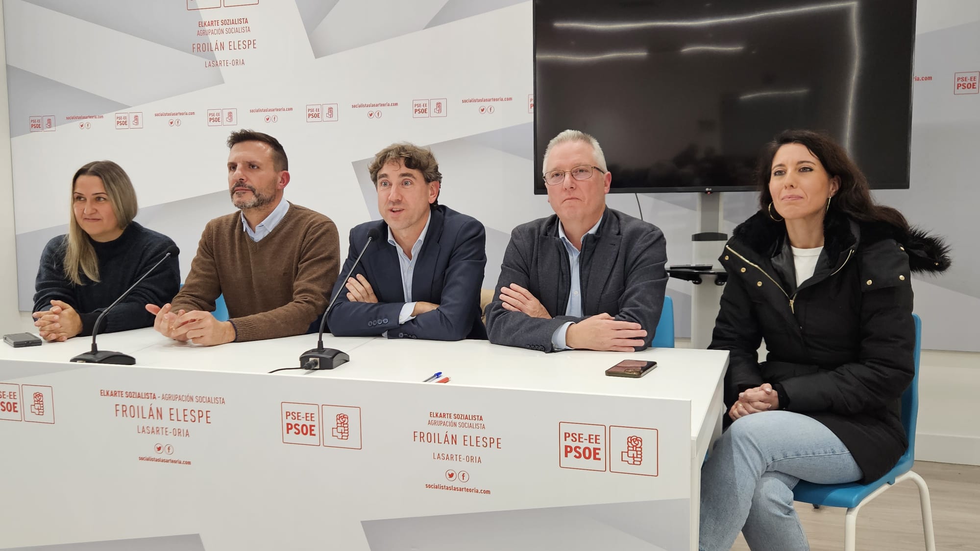 Eneko Andueza, secretario general del PSE-EE, mantuvo ayer diversos encuentros en Lasarte-Oria. El secretario general de Euskadi, Eneko Andueza, acompañado del secretario de Gipuzkoa, J. Ignacio Asensio y la vicesecretaria Azahara Domínguez, mantuvieron sendas reuniones con el alcalde y grupo de concejales y un numeroso grupo de afiliados y simpatizantes.