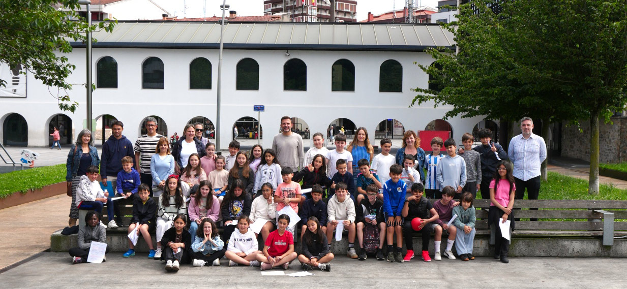 El alumnado de primaria protagoniza el pleno medioambiental celebrado en el Ayuntamiento. Escolares de los centros de primaria presentan sus propuestas al Ayuntamiento tras un curso de trabajo sobre sostenibilidad, residuos, energía y zonas verdes.