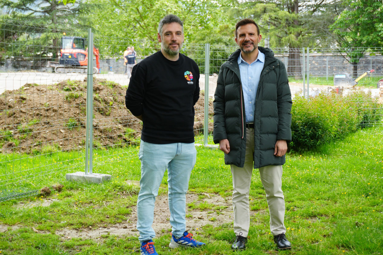 Arrancan las obras del Parque del Agua en Atsobakar, un nuevo espacio lúdico, accesible y pensado como refugio climático. Incluido en el presupuesto municipal de 2025, el proyecto cuenta con una inversión de 830.509,21 euros y podría estar finalizado en un plazo de hasta diez meses.