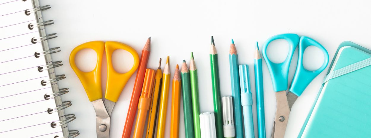 Campaña de ayudas para la compra de material escolar 2025-2026. El Ayuntamiento de Lasarte-Oria ha puesto en marcha una nueva edición de la campaña de ayudas para la compra de material escolar, dirigida a las familias del municipio con hijos e hijas matriculados en Primaria, Secundaria, Bachillerato o Formación Profesional de Grado Medio.