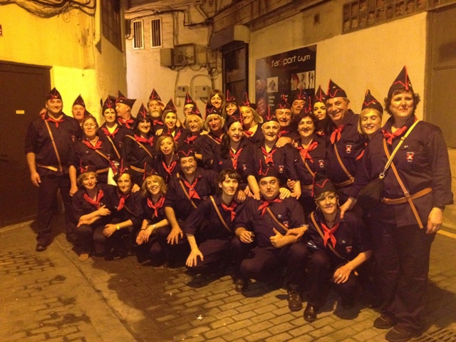 La Compañía Amuategi con Idoia Mendia antes del comienzo del desfile.