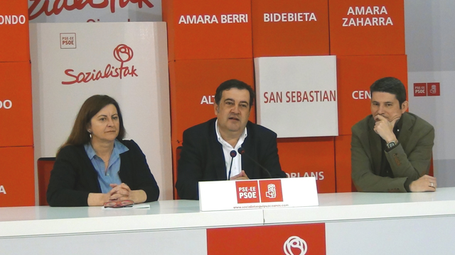 Ernesto Gasco con Duñike Agirrezabalaga y Enrique Ramos en la rueda de prensa