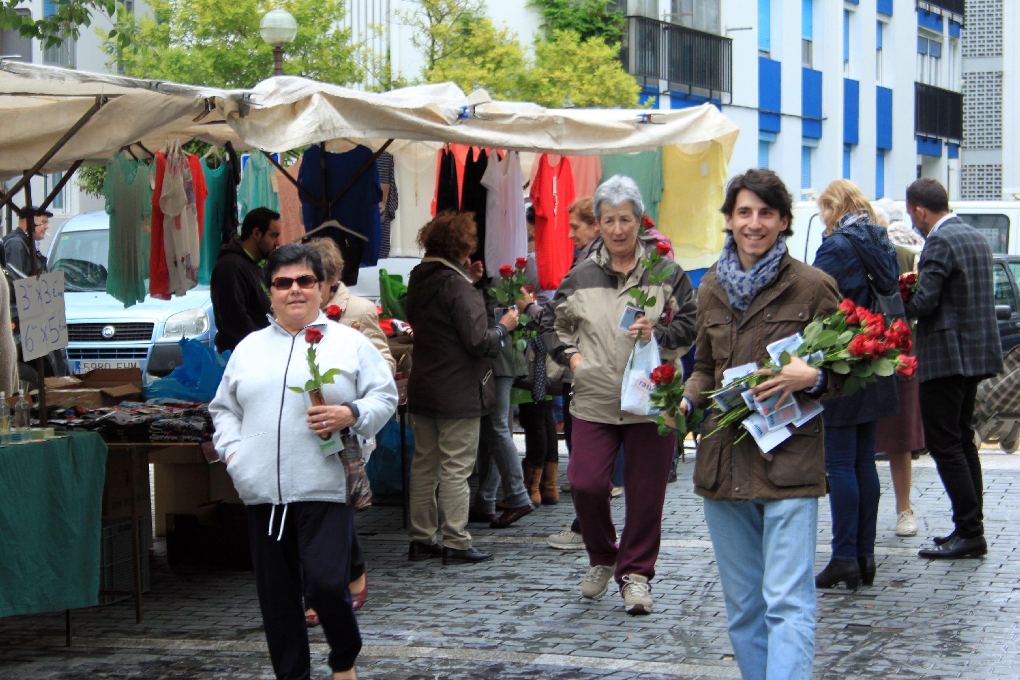 Jesus Zaballos y Denis Itxaso reparten rosas en el mercadillo