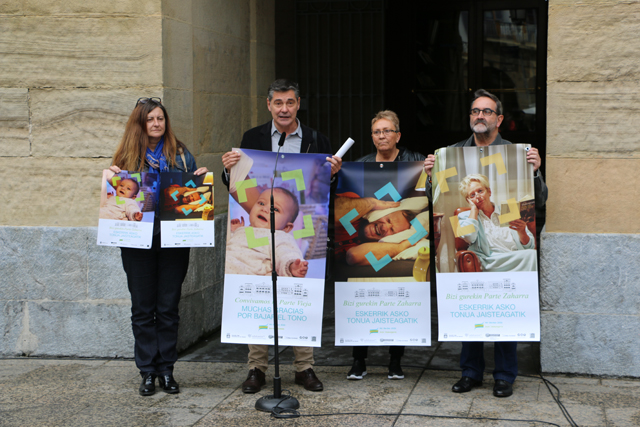 Alfonso Gurpegui, Duñike Agirrezabalaga con representantes de Parte Zaharrean Bizi y Zaharrean