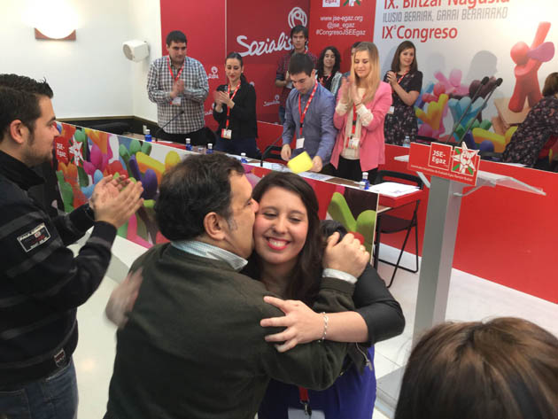 Ernesto Gasco felicita a Azahara Dom&iacute;nguez