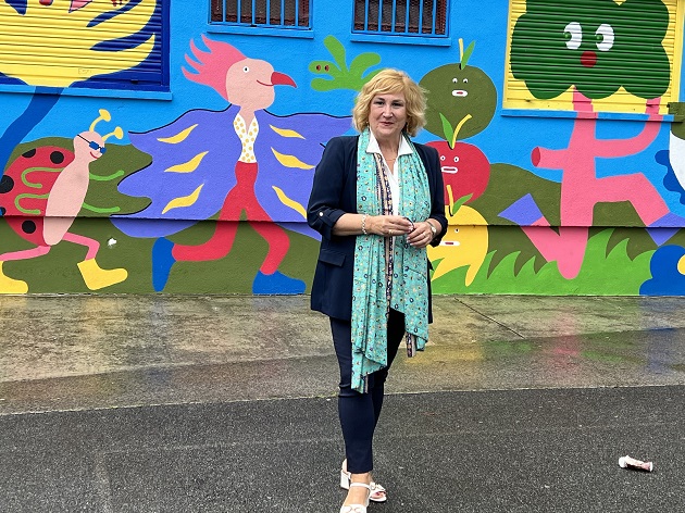 Cristina Lagé en un mural en la ikastola Arantzazuko Ama de Martutene