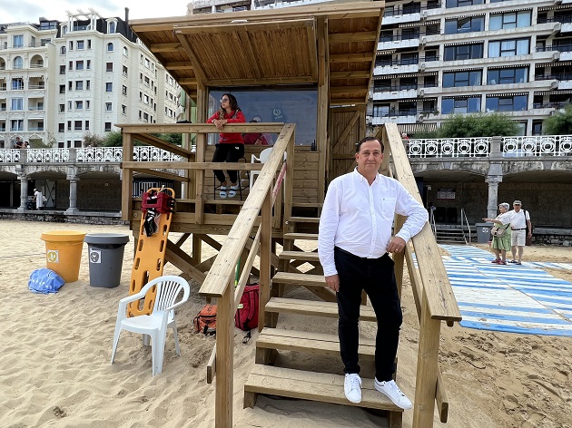 Carlos García en la torreta de socorristas de La Concha