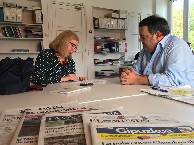 con la autora de la entrevista, la periodista de Noticias de Gipuzkoa Carolina Alonso